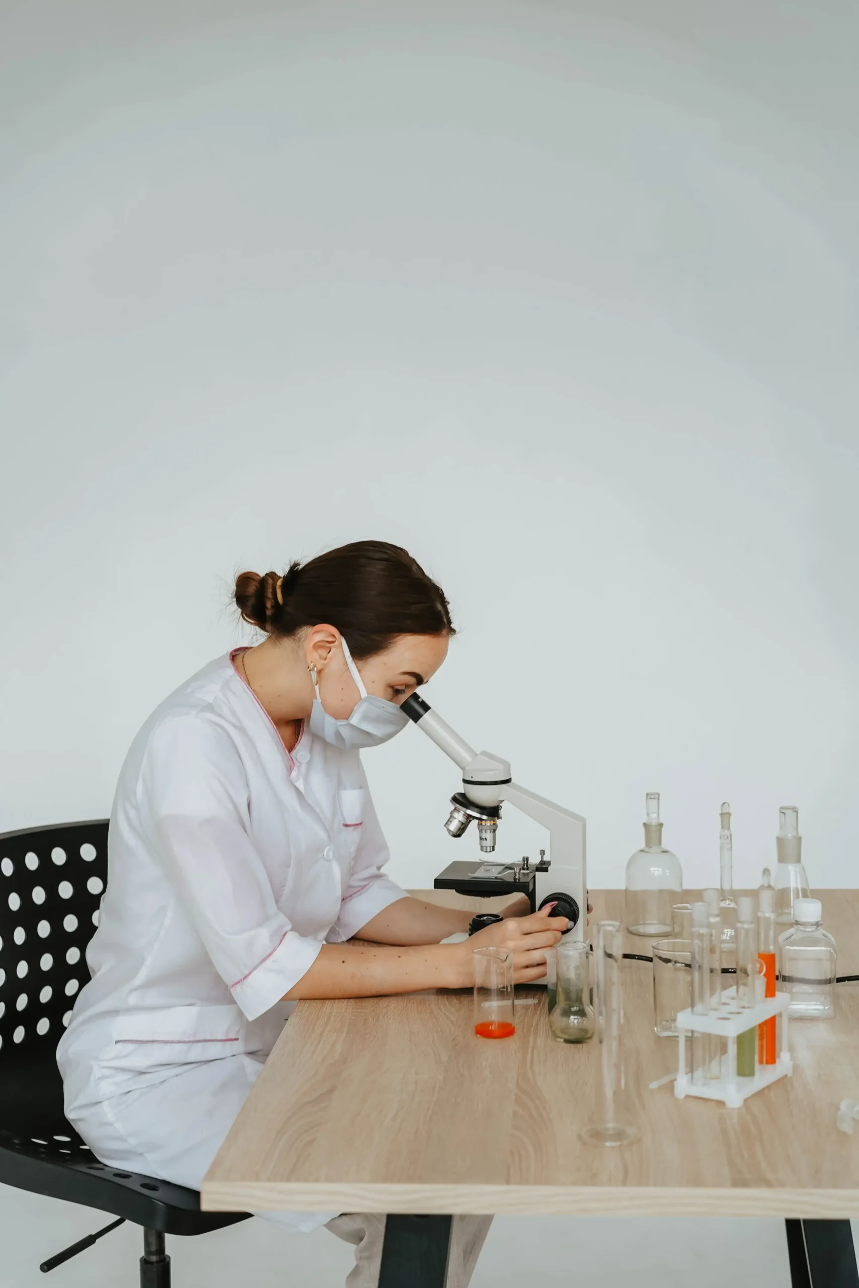 Analytical laboratory with unlabelled sample vials and laboratory instruments.
